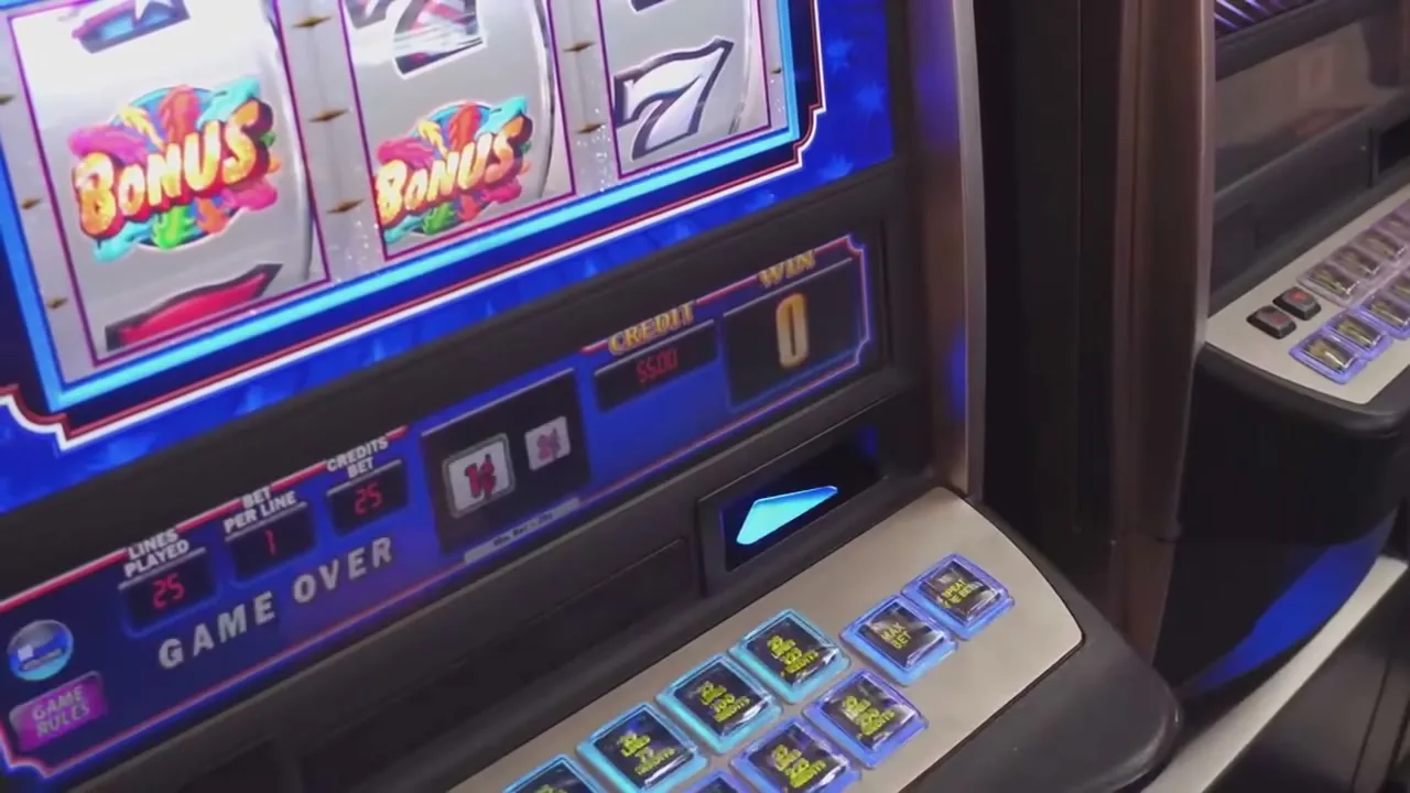 Sello de licencia y certificación en el pie de página de un casino online argentino