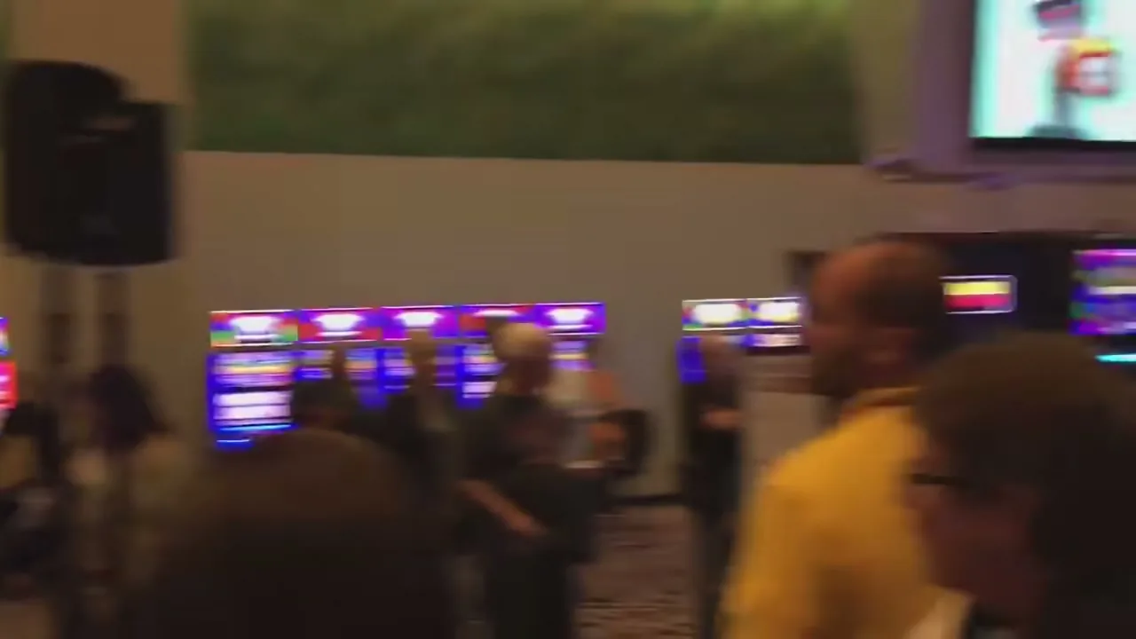 Jugador revisando la tabla de pagos de una tragamoneda antes de apostar
